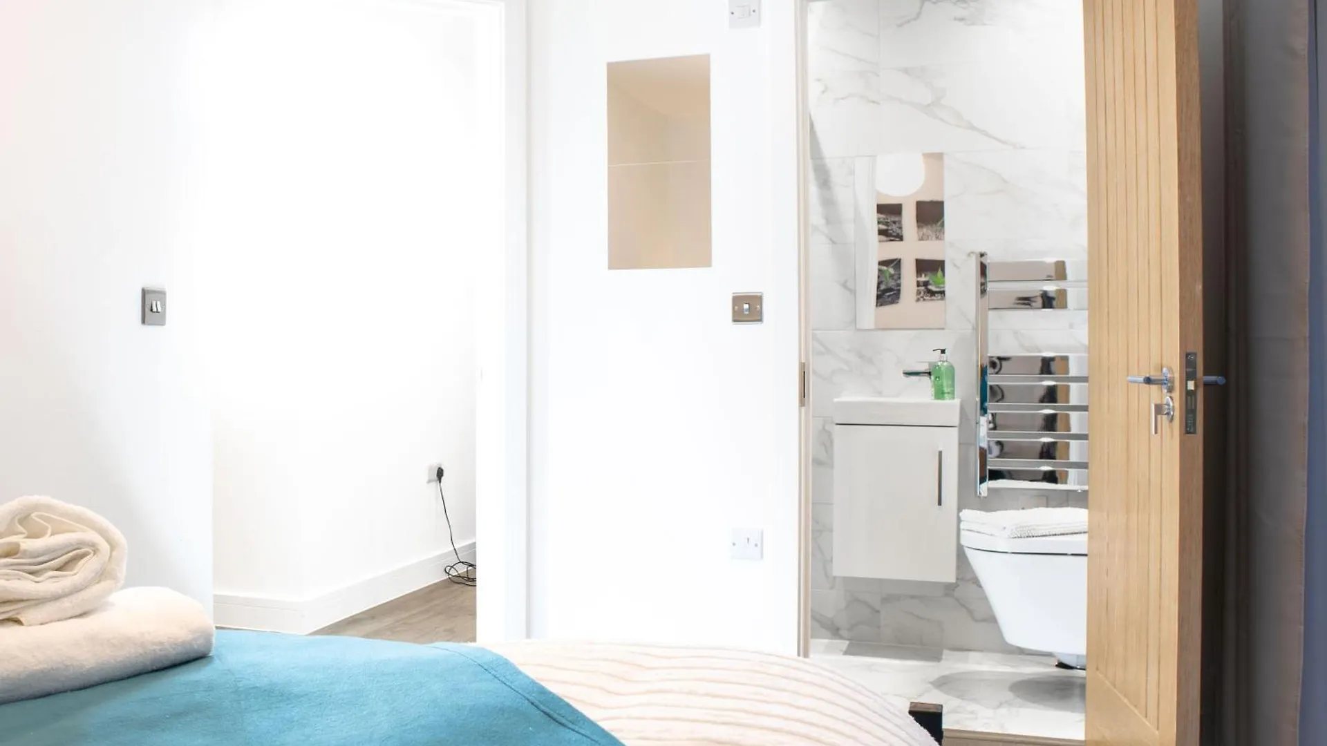 Central 2 Bed 2 Bath Penthouse Near Beach, Hospital - Long Stay Rates Available Brighton United Kingdom