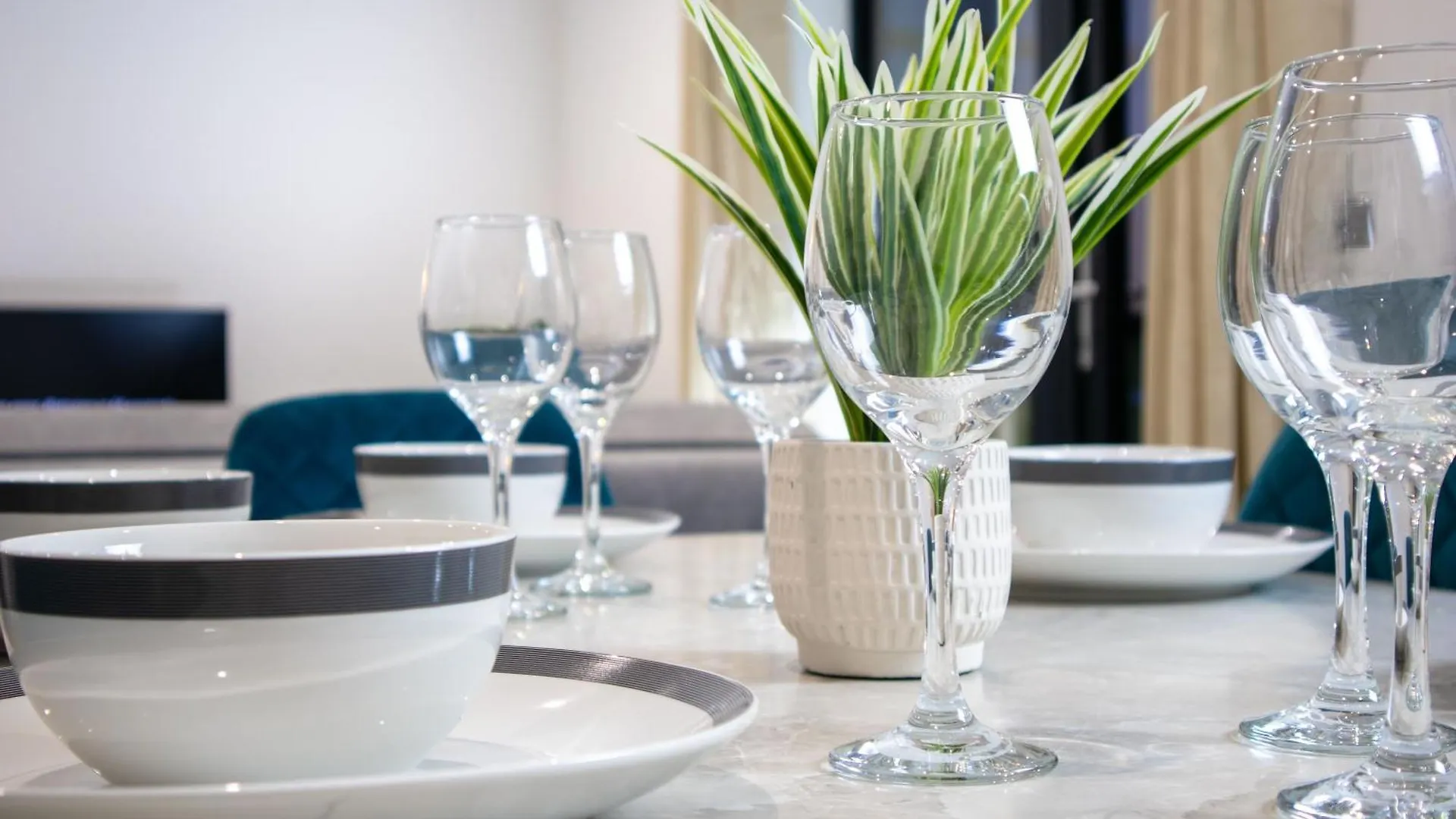 Apartment Central 2 Bed 2 Bath Penthouse Near Beach, Hospital - Long Stay Rates Available Brighton