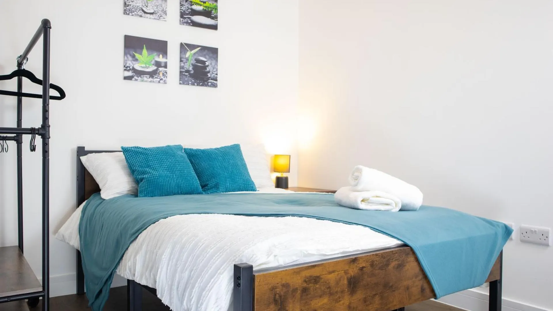 Apartment Central 2 Bed 2 Bath Penthouse Near Beach, Hospital - Long Stay Rates Available Brighton United Kingdom
