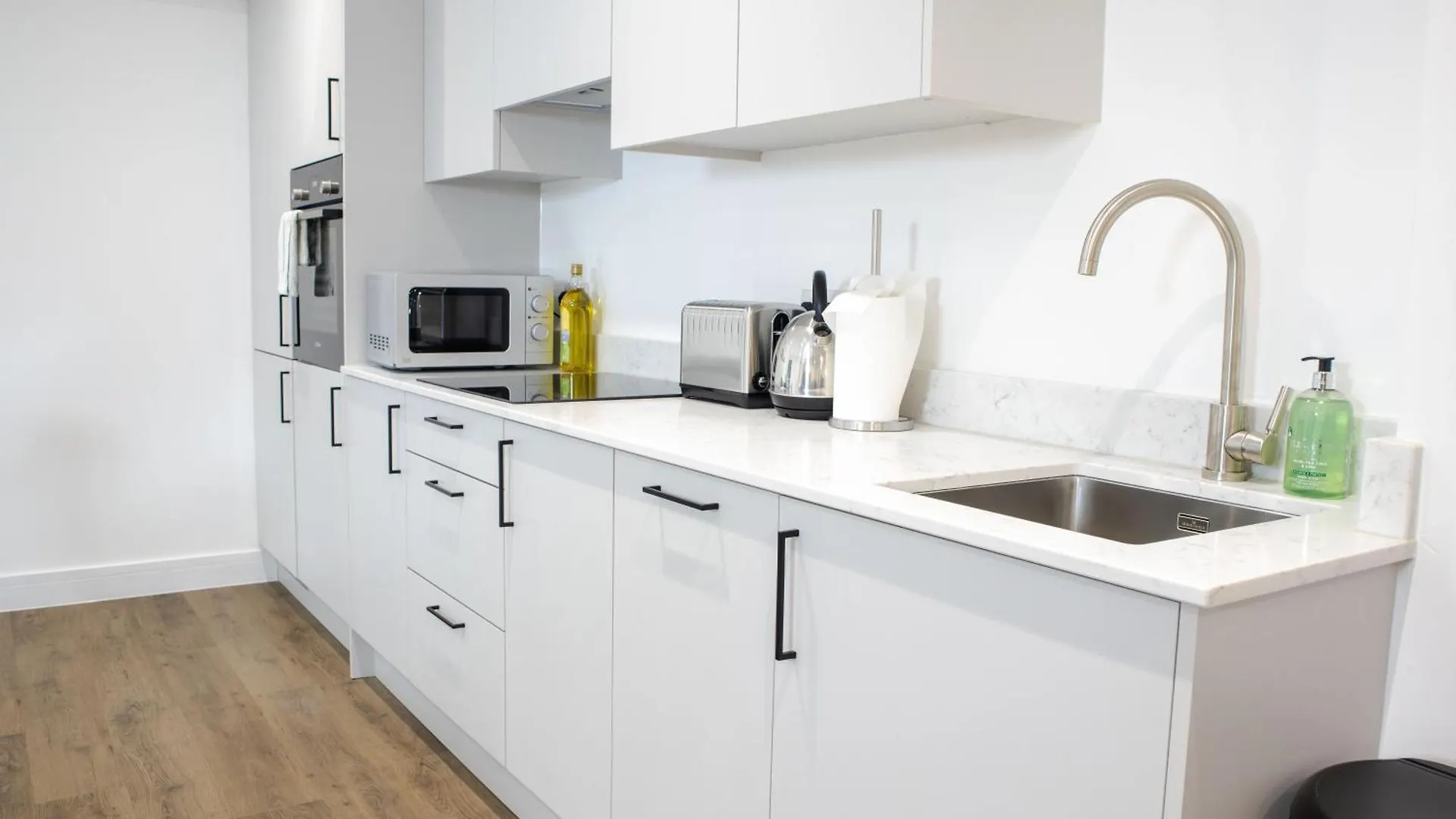 Central 2 Bed 2 Bath Penthouse Near Beach, Hospital - Long Stay Rates Available Brighton