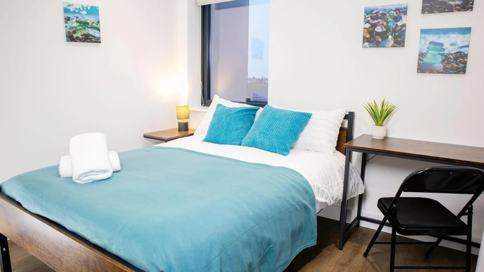 Central 2 Bed 2 Bath Penthouse Near Beach, Hospital - Long Stay Rates Available Brighton 0*,