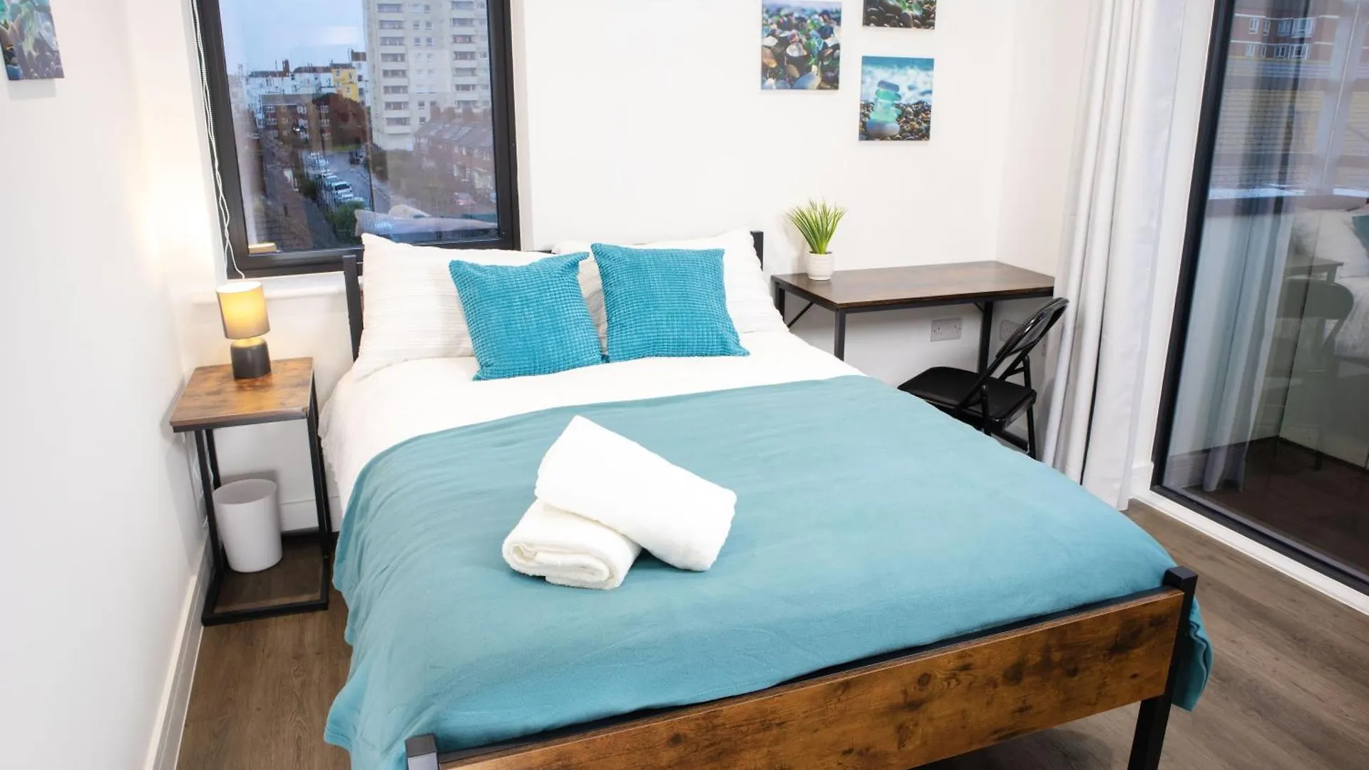 Central 2 Bed 2 Bath Penthouse Near Beach, Hospital - Long Stay Rates Available Brighton Apartment