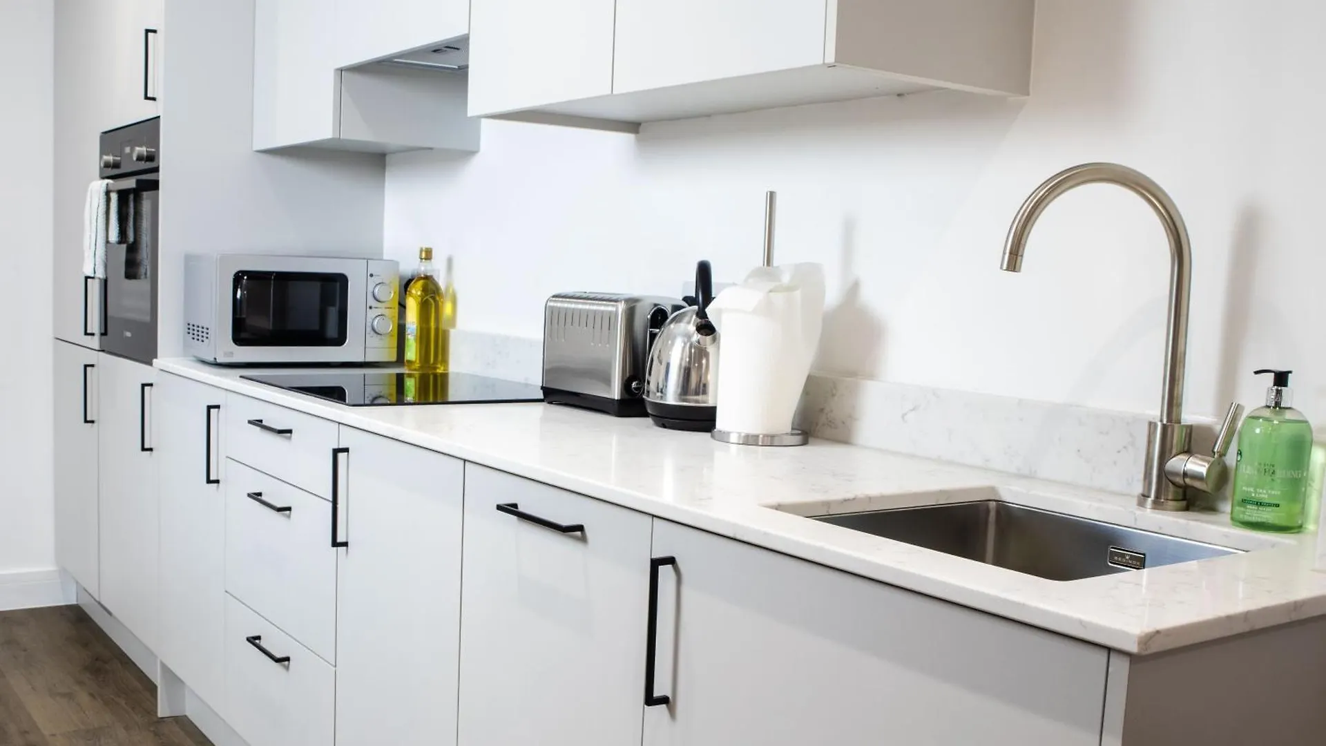 Apartment Central 2 Bed 2 Bath Penthouse Near Beach, Hospital - Long Stay Rates Available Brighton